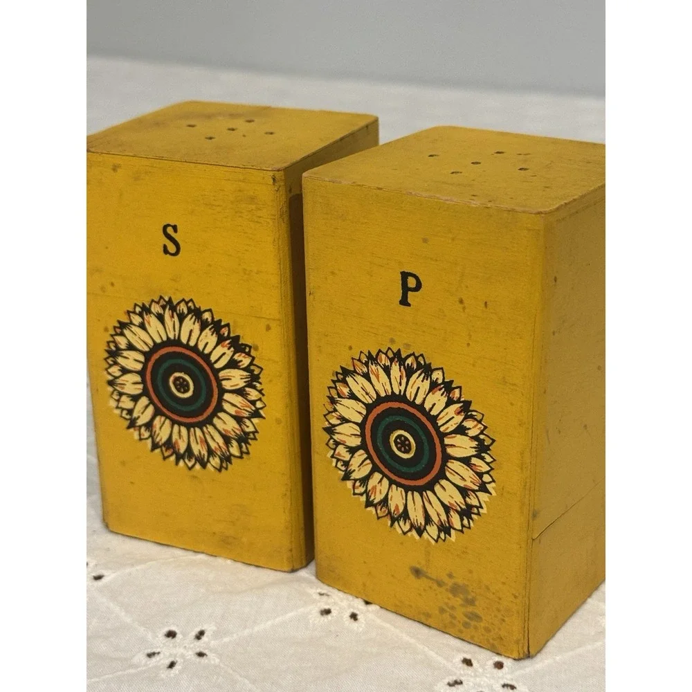 Vintage MCM Sunflower Wood‎ Salt & Pepper Shakers Retro 60s/70s Kitchen Decor